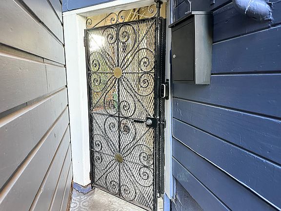 Side entrance to apt.