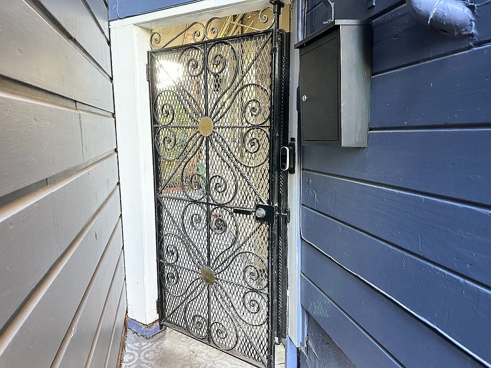 Side entrance to apt.