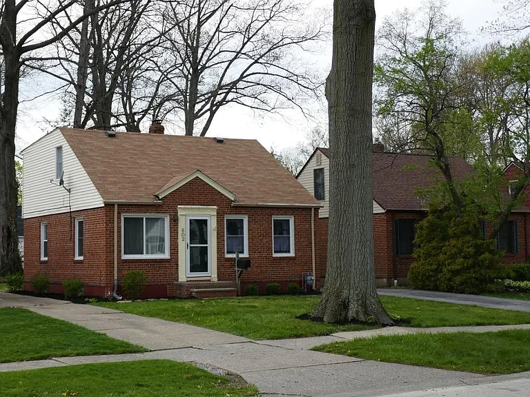 602 Huntmere Dr — Photo 2
