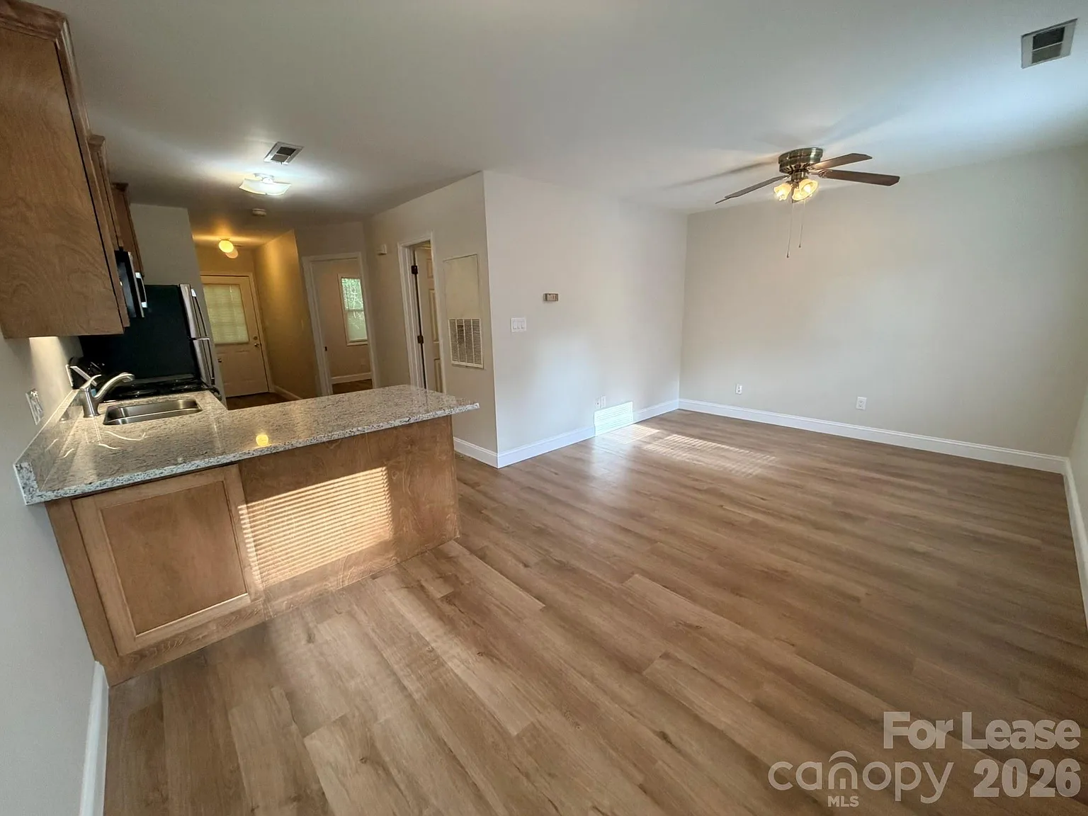 1 bed, 1.0 bath, 700 sqft, $1,095 — Photo 2