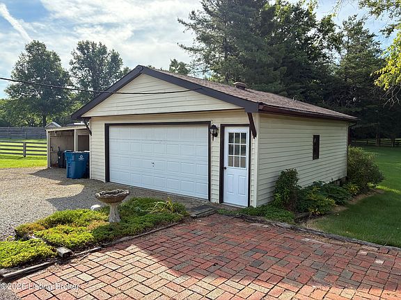 3rd image of 2502 Holly Ln