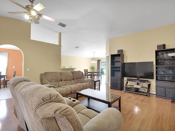 4th image of 196 King Arthur Ct