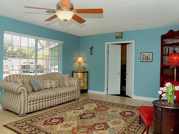 5th image of 104 W Crestland Dr