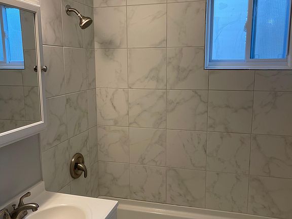 Bathroom (view 1)
