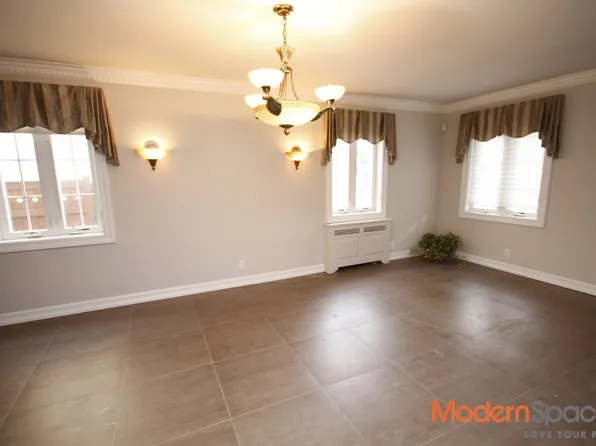 80-03 Grand Central Parkway image 1 of 8