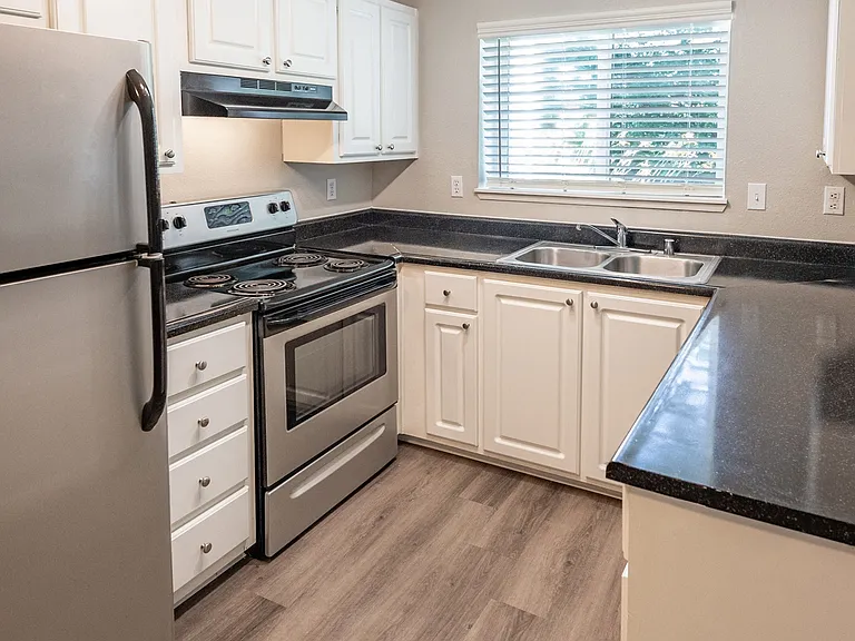 Black Lake Apartments — Photo 14