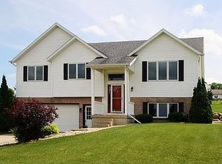 6934 Moonlight Cir, Sun Prairie, WI 53590