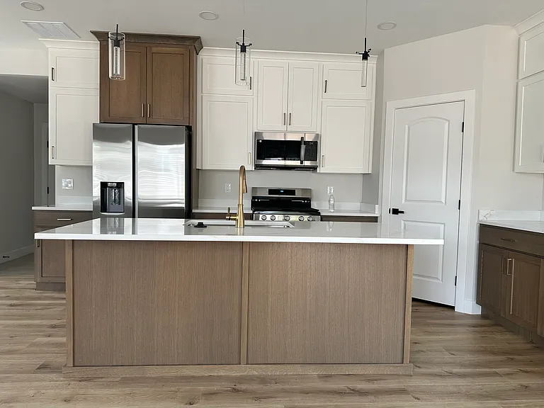 233 S 400 W — Photo 2