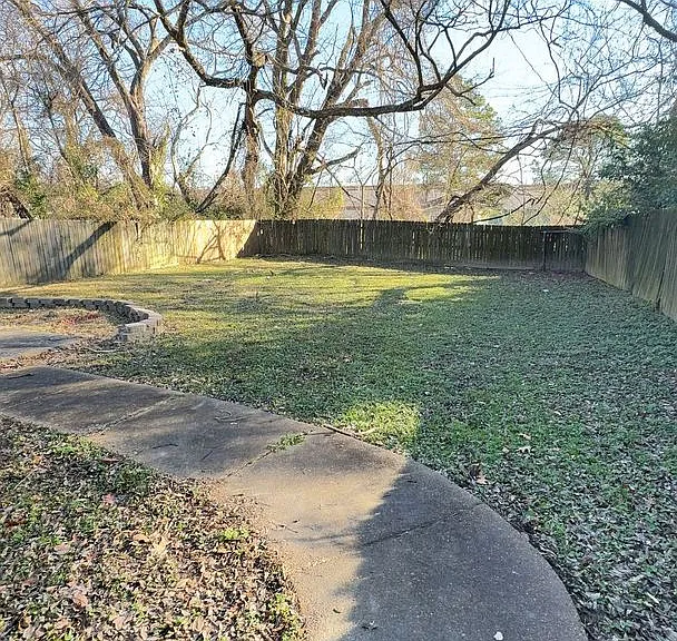 916 Crockett Pl — Photo 13