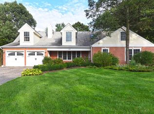 129 Westwood Cir, Roslyn Heights, NY 11577