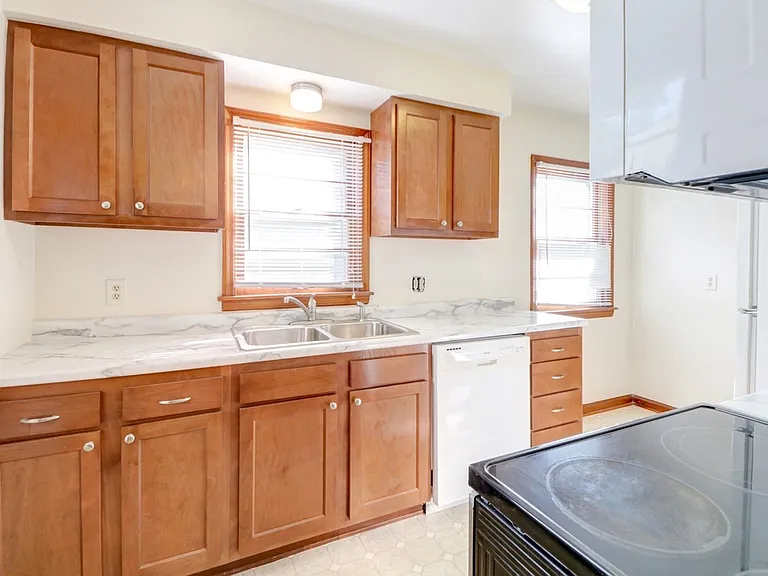 602 S Mattis Ave — Photo 6