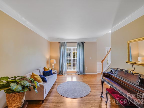 5th image of 4089 Bamborough Dr