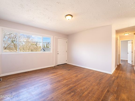 5th image of 2630 Sunset Ave