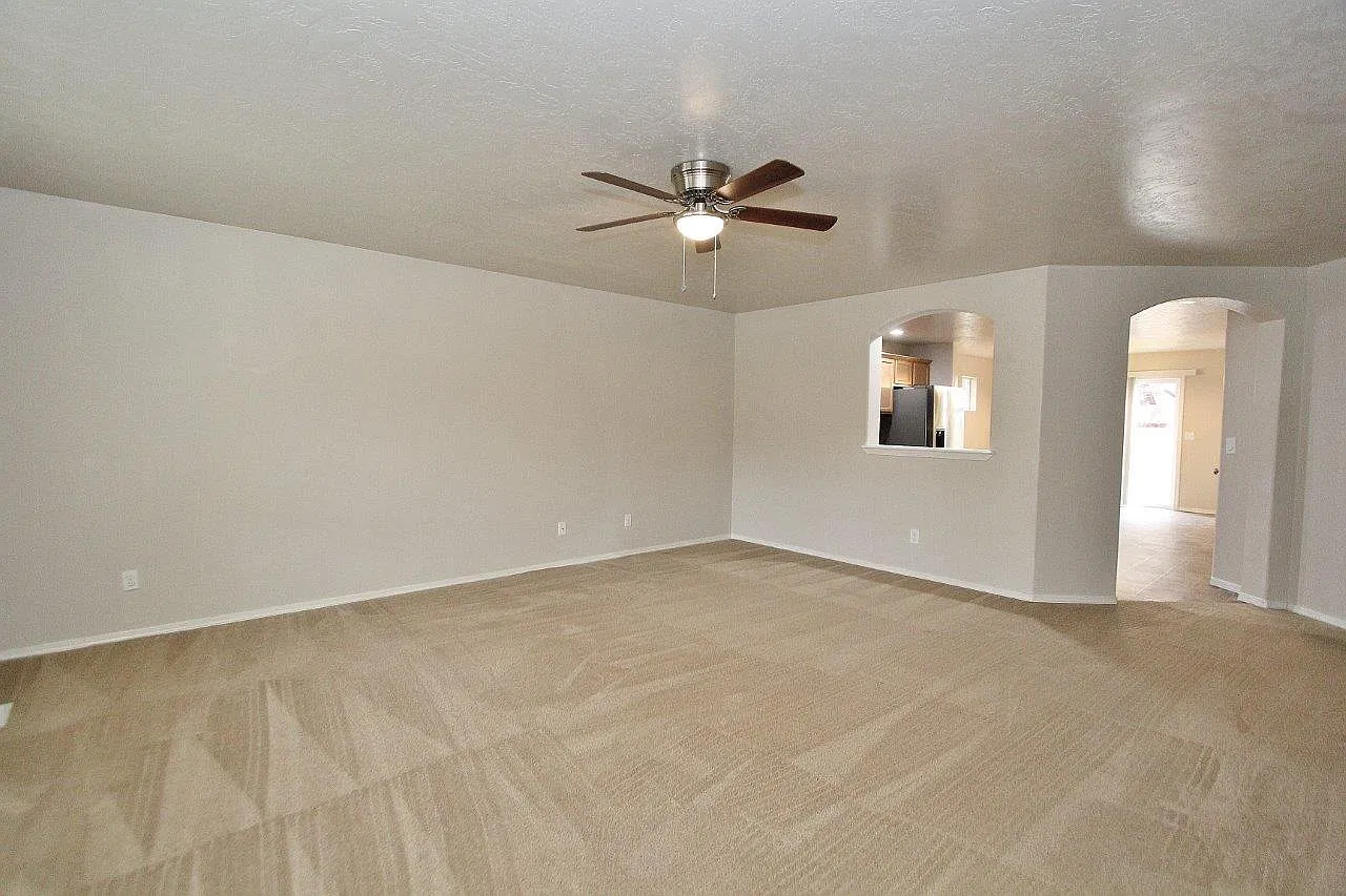 3 bed, 1605 sqft, $2,400 — Photo 2