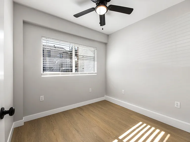1107 E 3rd St #9 — Photo 13
