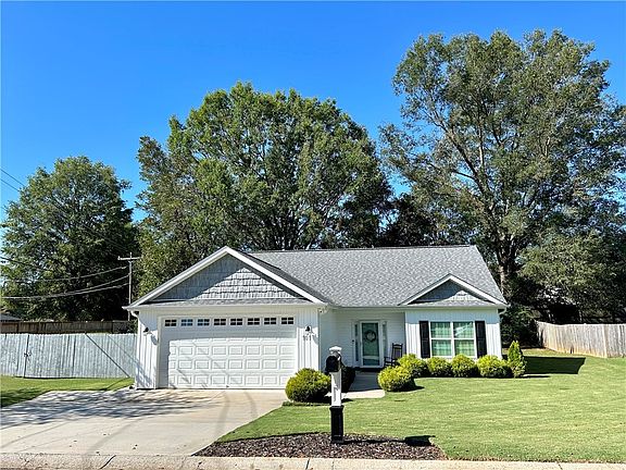 2nd image of 101 Ashwood Ln