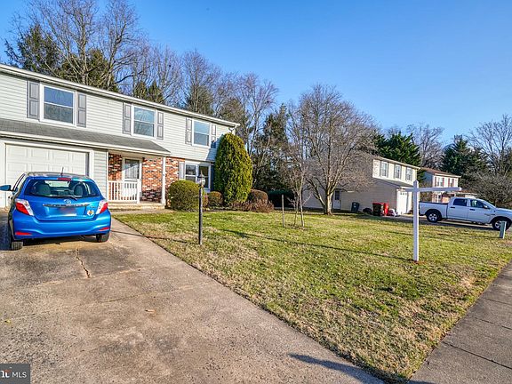 2nd image of 1313 Sweetbriar Ln