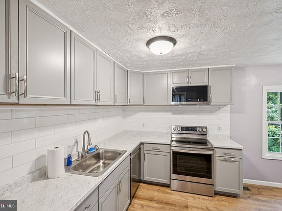 5th image of 10603 Bluebird Ln