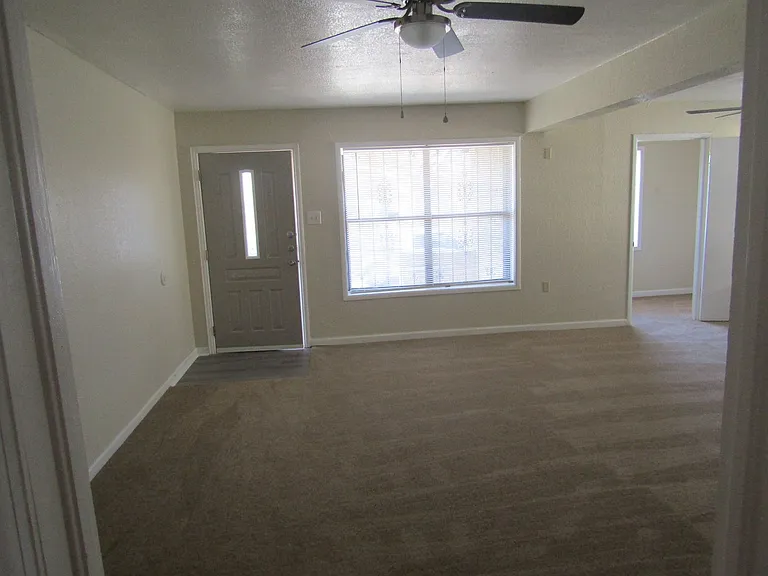 1306 Garth Dr — Photo 5