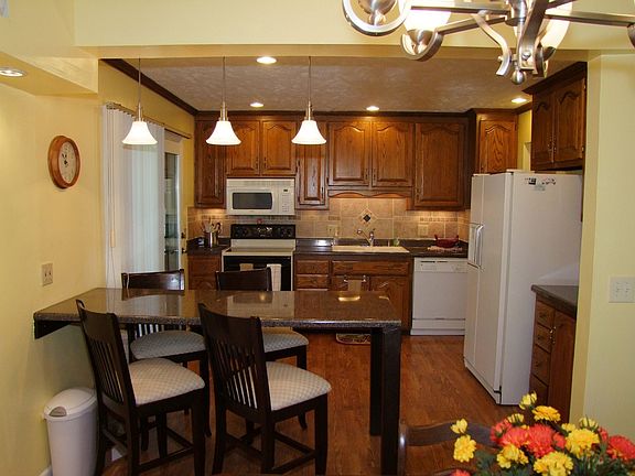 Spacious Kitchen w/ Breakfast Bar