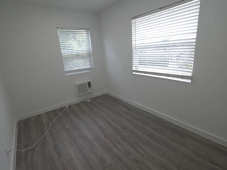 906 N Riverside Dr #1-9 — Photo 13