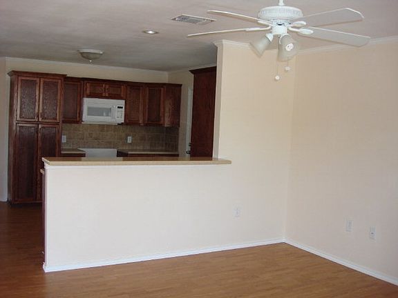 3rd image of 123 E 41st St