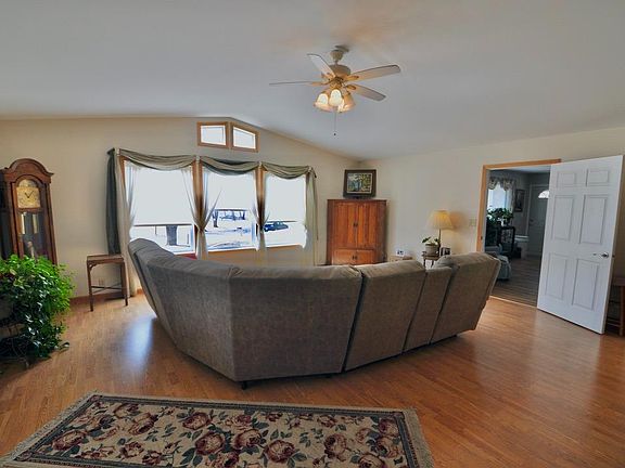 5th image of 74 Lakeshore Dr