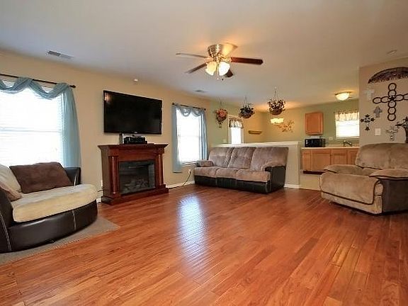 2nd image of 821 Lost Trail Cir