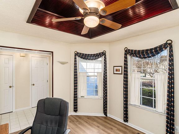 5th image of 419 Oak Meadow Dr