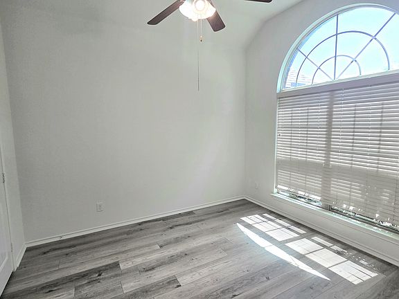 4th image of 2401 Silverthorn Ct