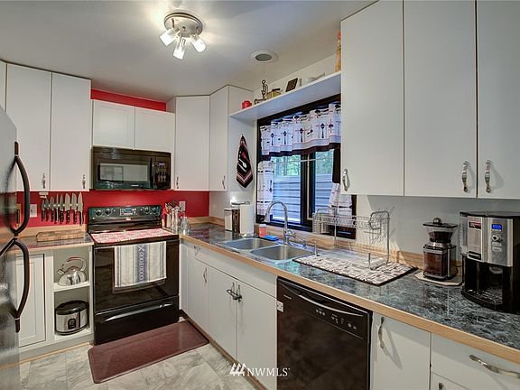 3rd image of 200 Duck Lake Dr NE
