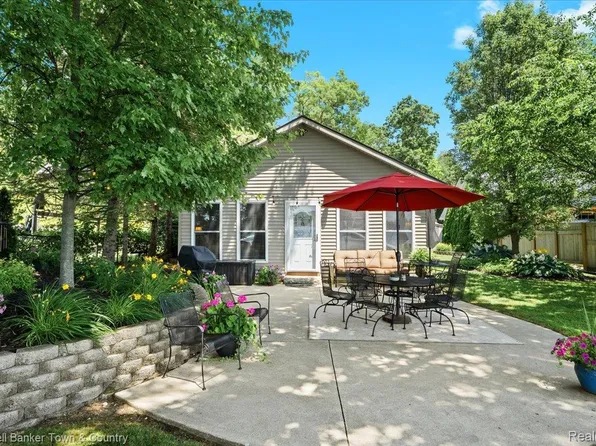 584 Black Oaks Trl, Howell, MI 48843
