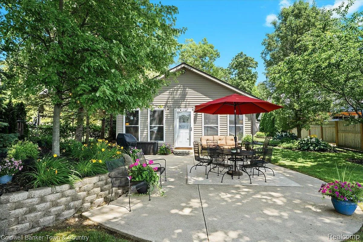 584 Black Oaks Trl photo 1