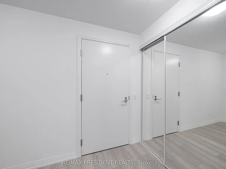 400 King St W #610 — Photo 15