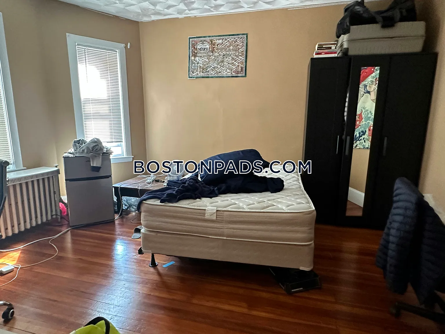 6 bed, 2.5 bath, 9999 sqft, $6,300 — Photo 2