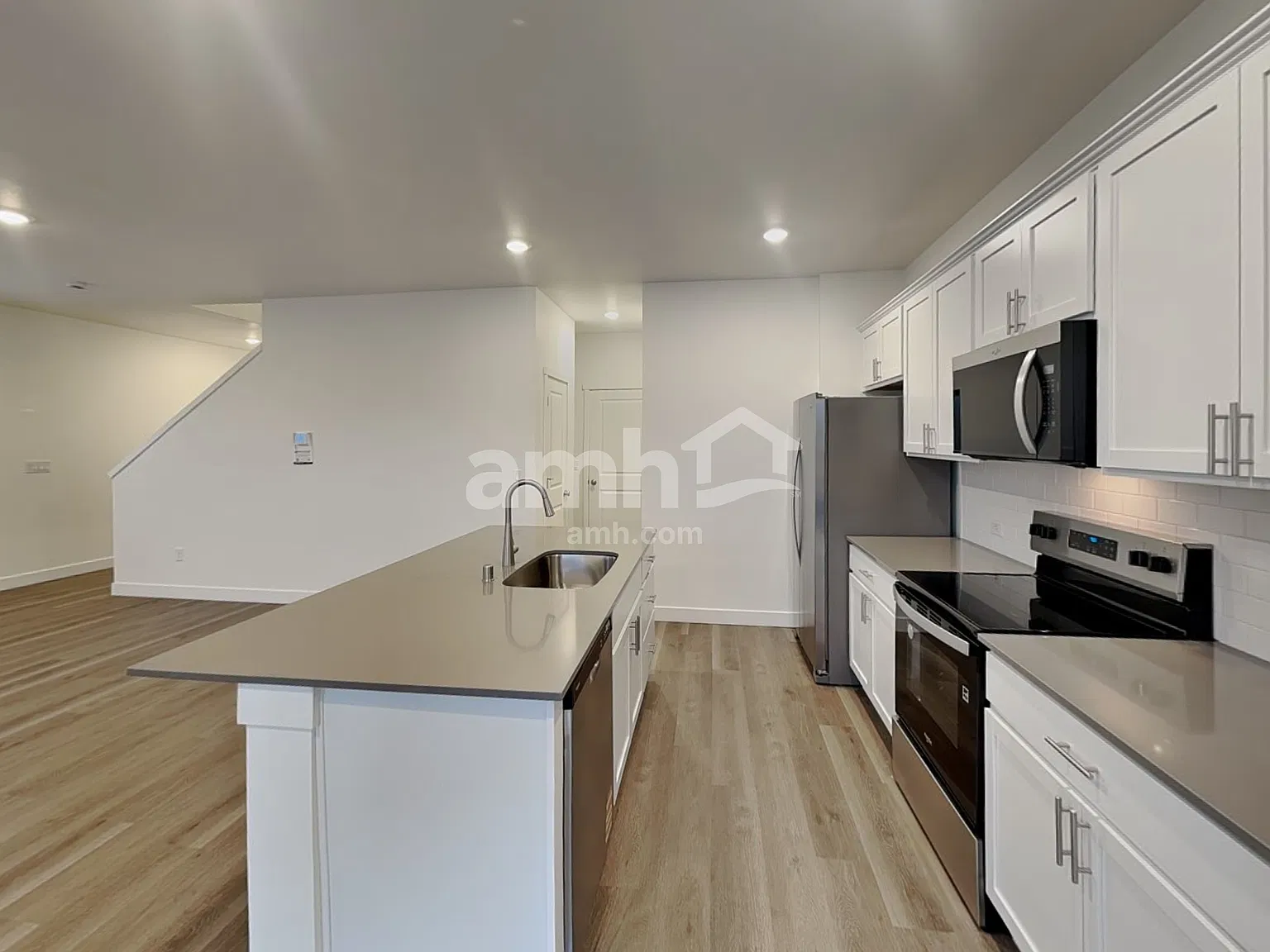 4 bed, 2.5 bath, 1978 sqft, $3,570 — Photo 3