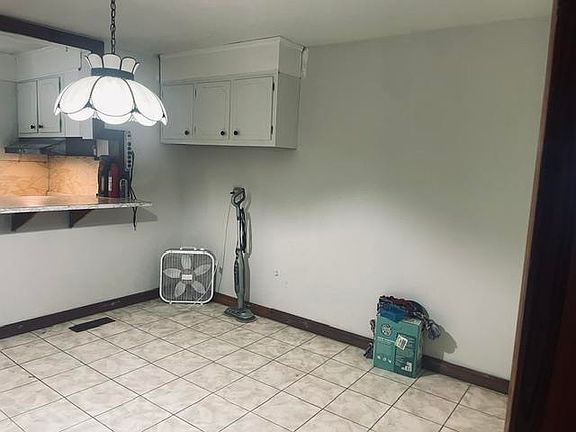 5th image of 308 Hillcrest Cir