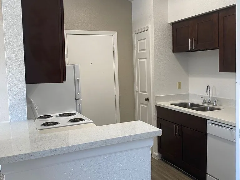 Emerald Cove Apartments — Photo 164