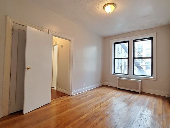 4th image of 2100 Westbury Ct APT 2G