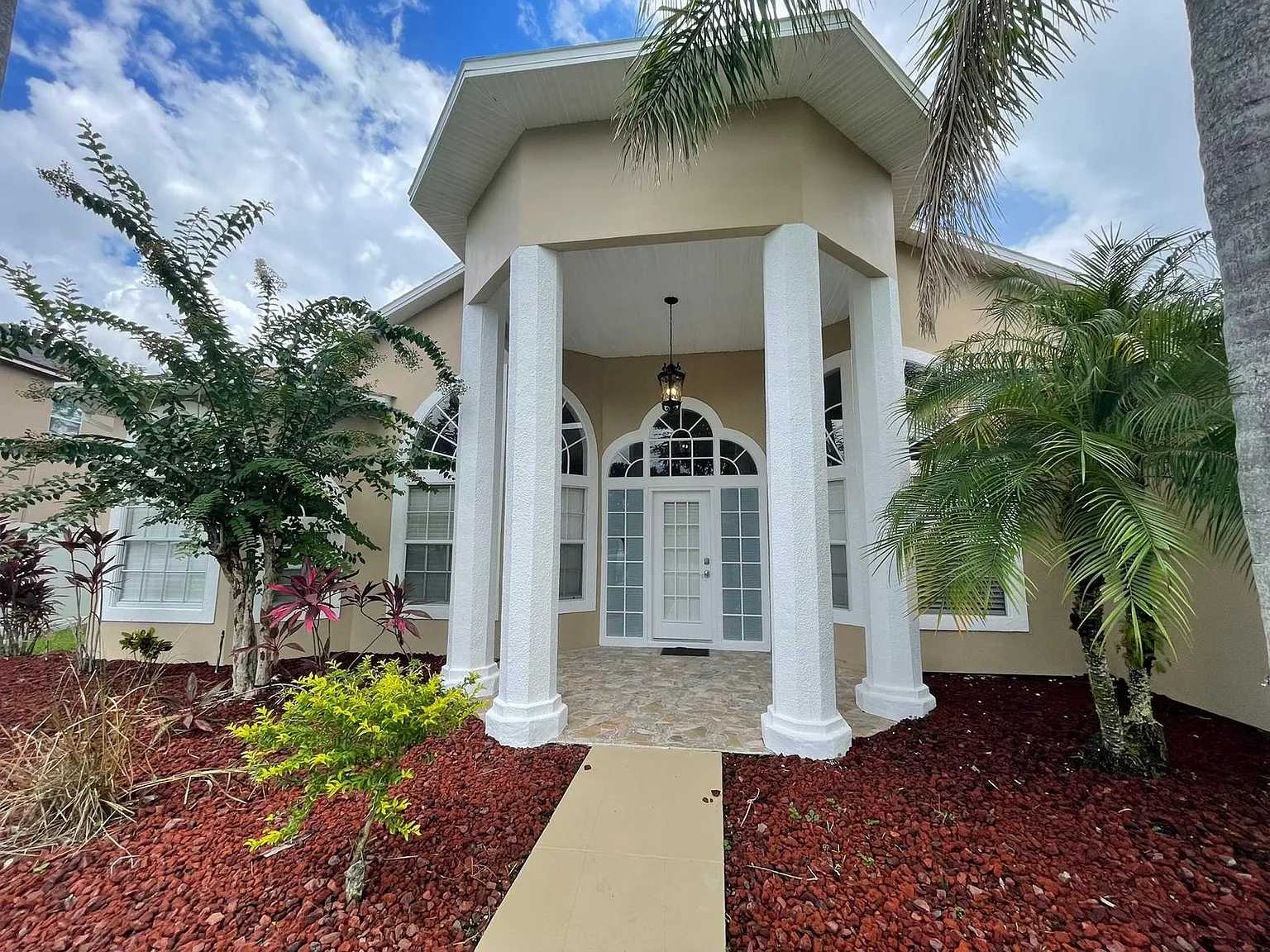 4 bed, 2092 sqft, $3,695 — Photo 1
