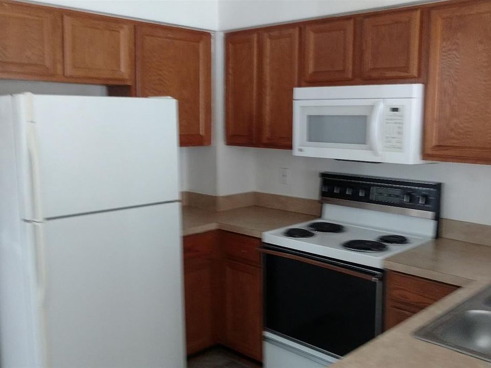 2nd image of 3076 Village Cir N
