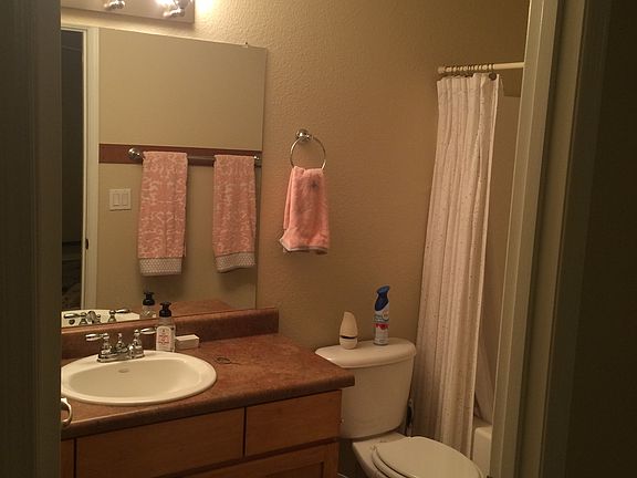 bathroom includes shower/tub