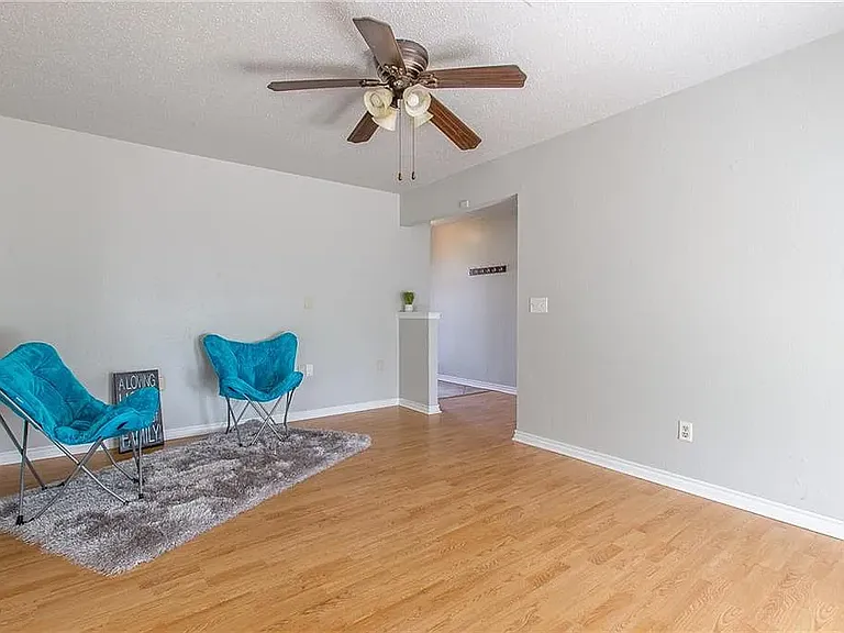 1056 NW 7th Pl — Photo 4
