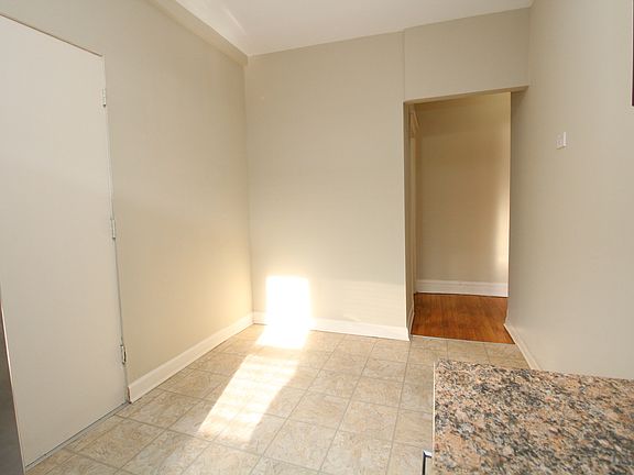 5th image of 813 W Cornelia Ave APT 1S