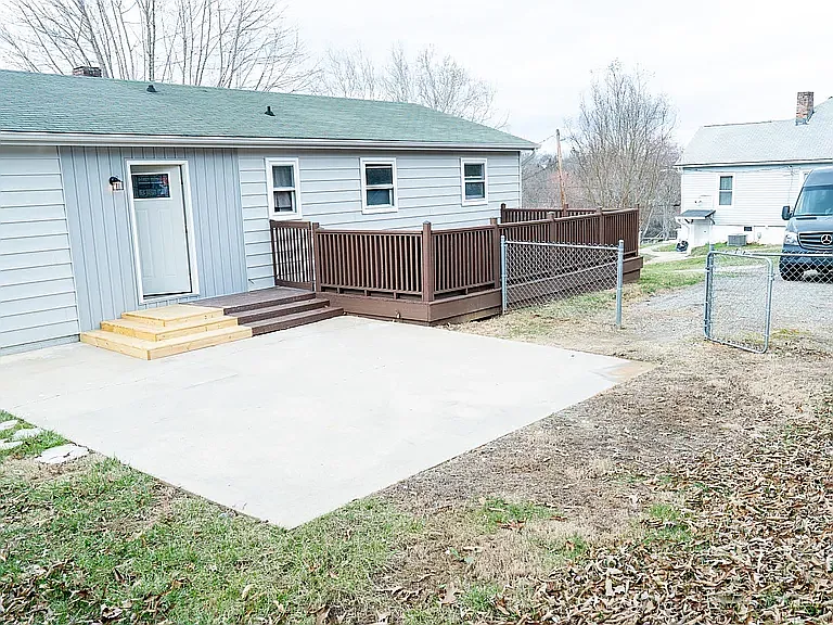 60 Gaston St — Photo 2