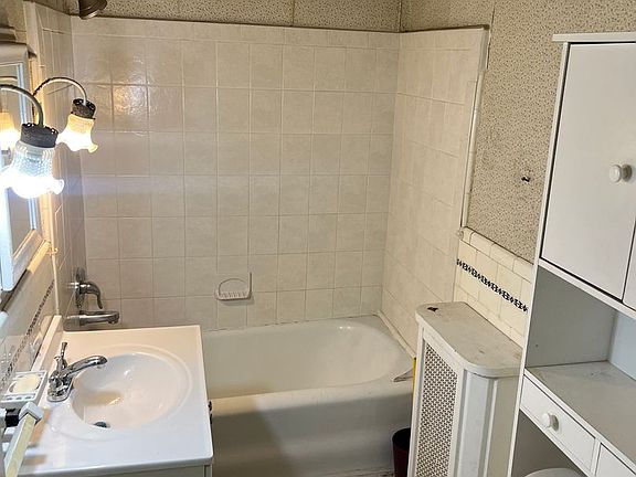 2nd image of 456 Devereaux Ave