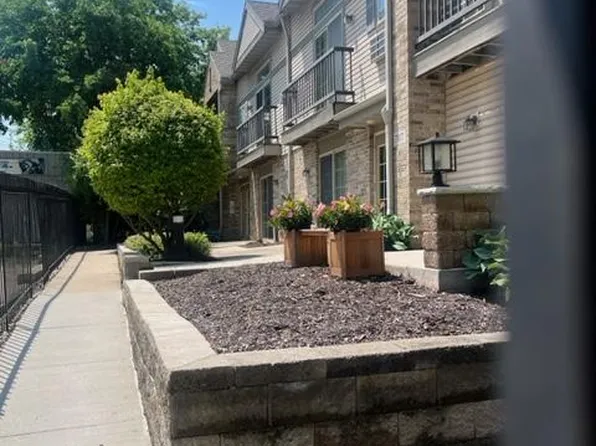 707 E Pleasant St APT 210, Milwaukee, WI 53202