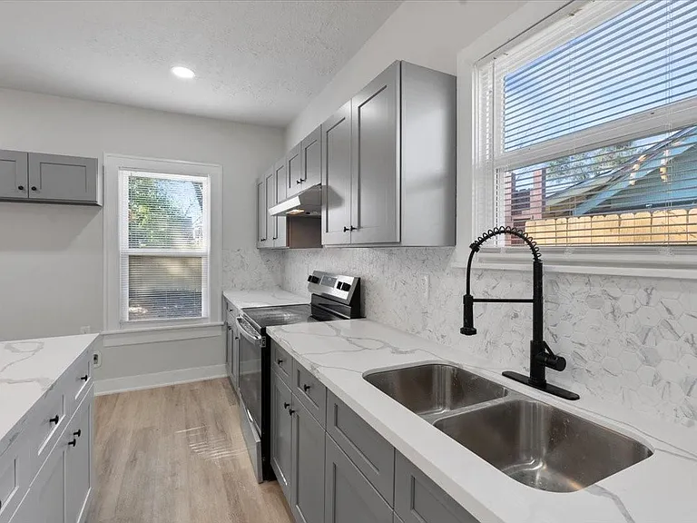1118 Elliston St — Photo 12