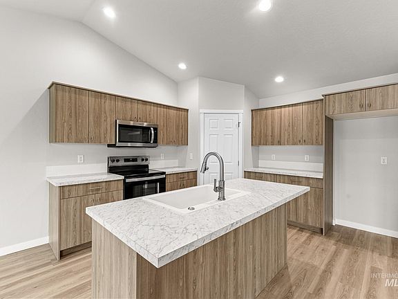 4th image of 1071 Woods Bog Ave