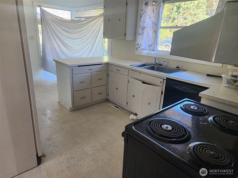 5th image of 1617 SW Grandview Avenue
